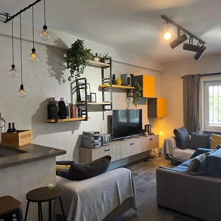 Relax & Explore Stylish In Lägenhet